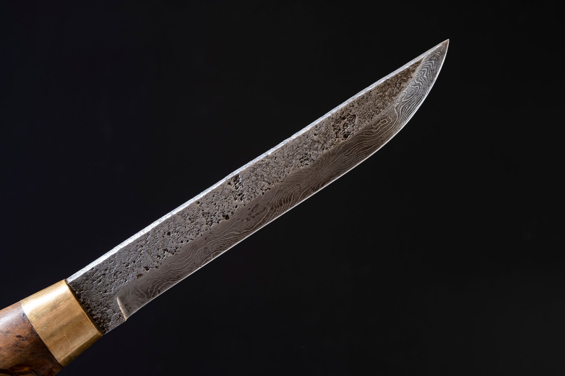 Offrir un couteau damas : ce que révèle le motif de l’acier